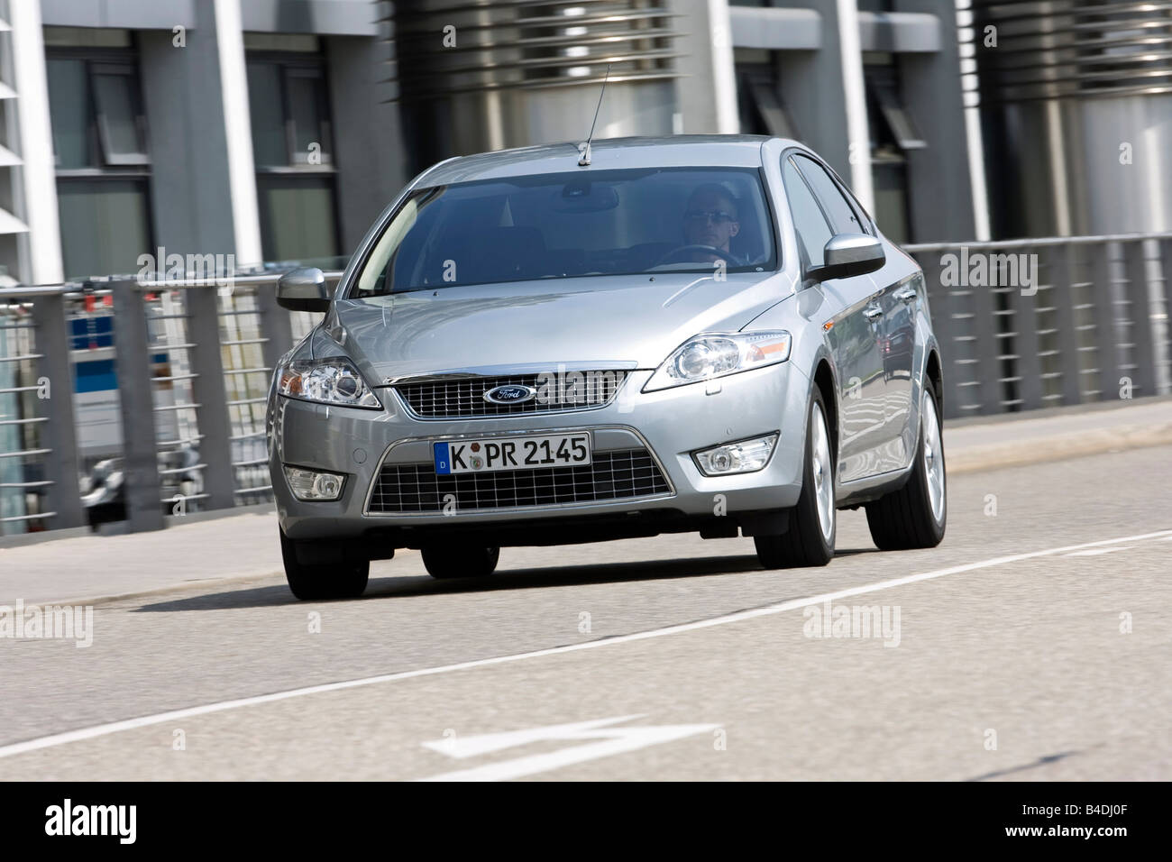 Ford Mondeo 2.0 TDCi Ghia X, model year 2007-, silver, driving, diagonal from the front, frontal view, City Stock Photo