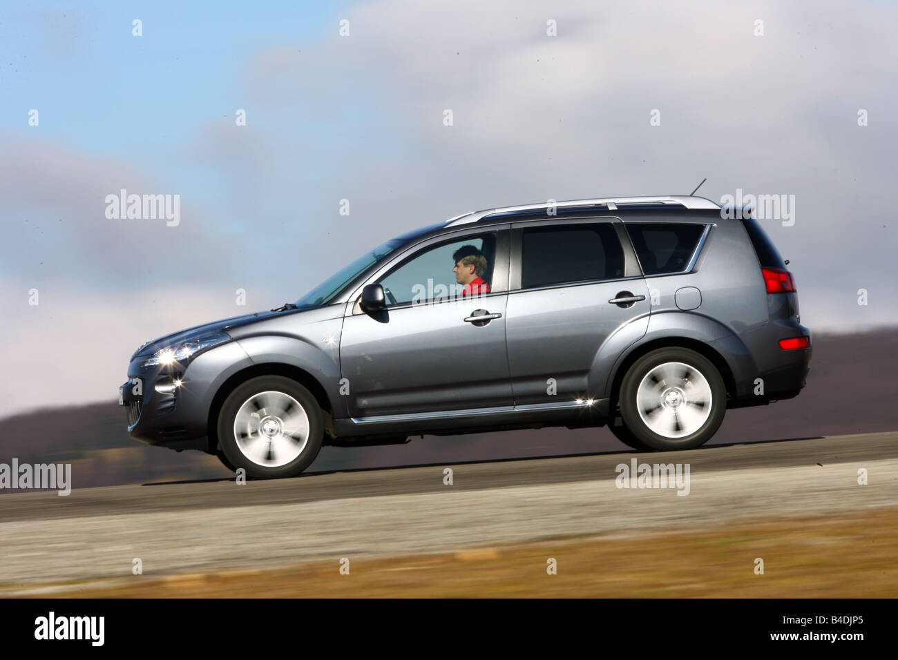 Peugeot 407 HDi 170 Bi-Turbo, model year 2006-, silver, driving, side view,  country road Stock Photo - Alamy