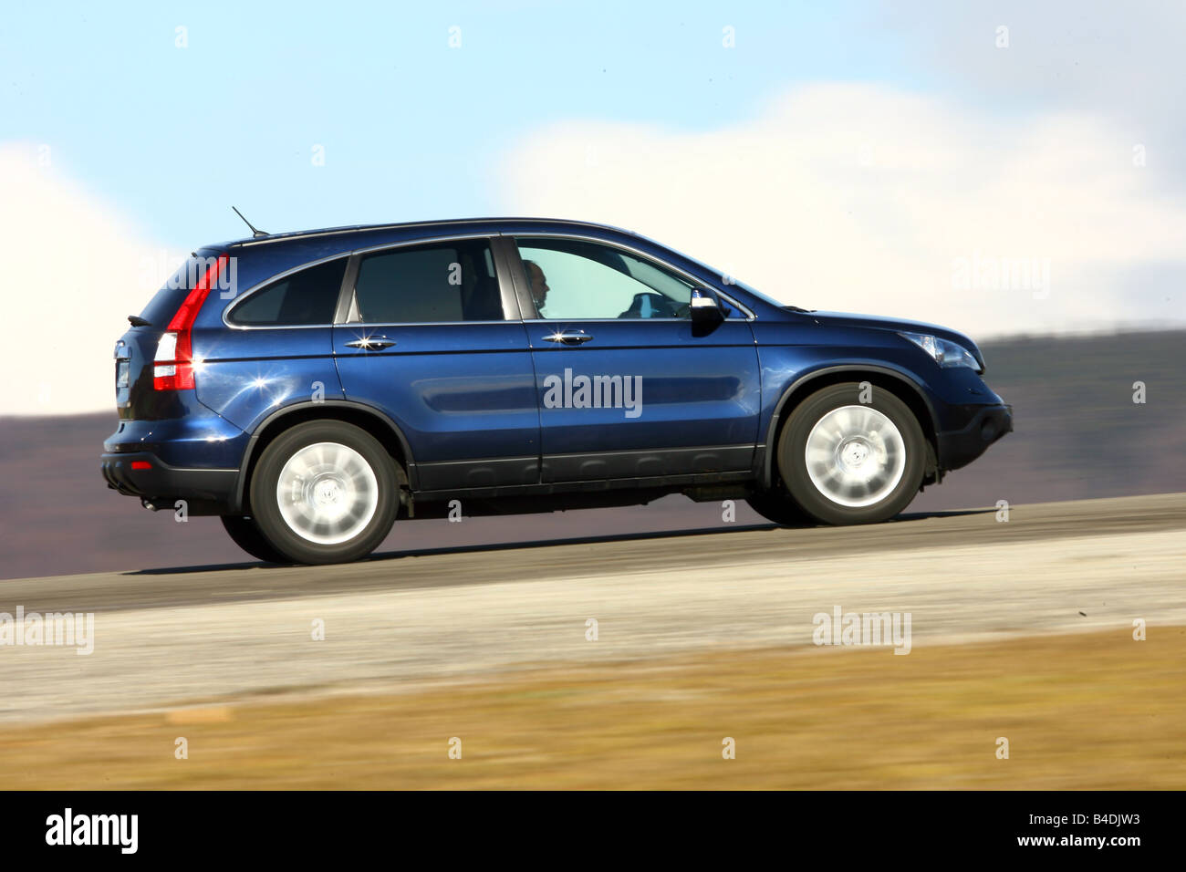 Honda CR-V 2.2 CDTi Executive, model year 2007-, blue moving, side view