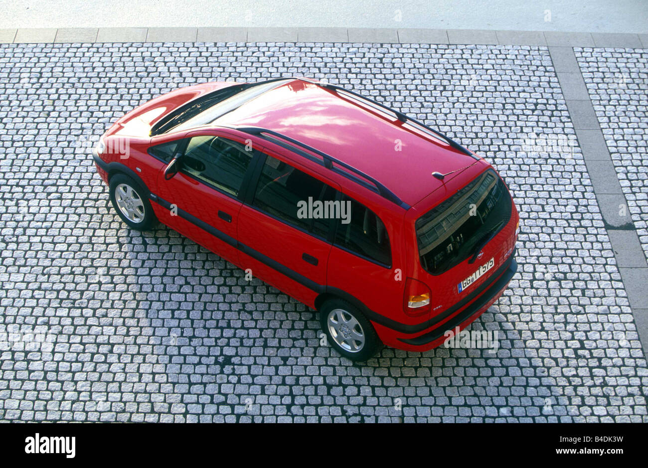Car, Opel Zafira 1.8 16V Comfort, Van, model year 1999-2002, red, diagonal from above Stock Photo