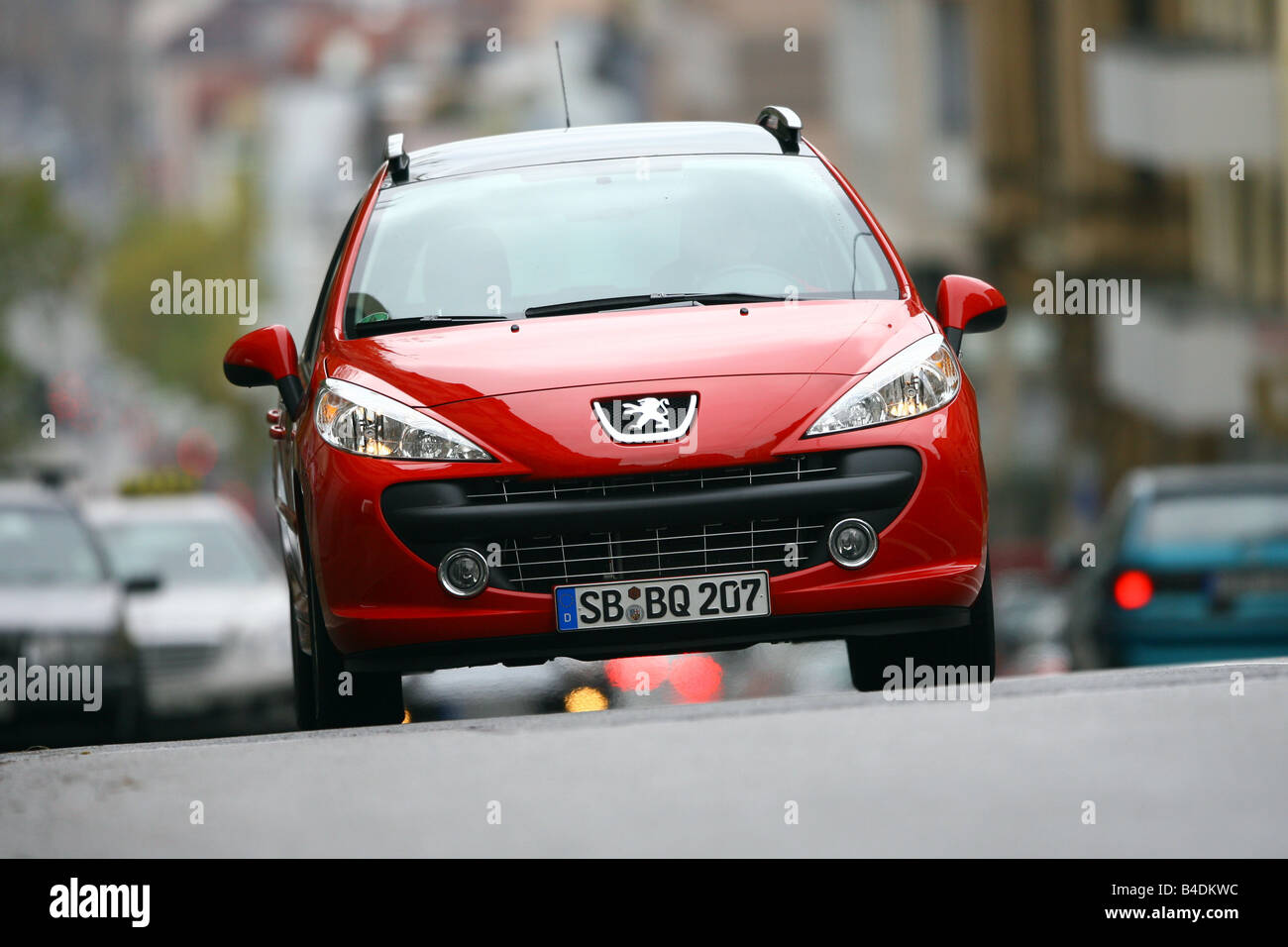 Peugeot 207 SW 120 VTi Sport, red, model year 2006-, driving, diagonal from the front, frontal view, City Stock Photo