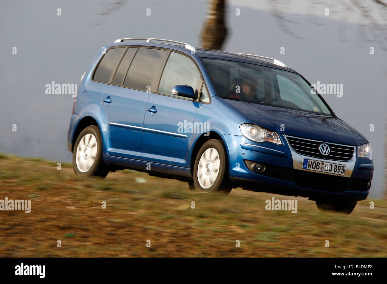 VW Volkswagen Touran 2.0 TDI Highline, model year 2007-, blue diagonal from the front, frontal view, road Stock Photo - Alamy
