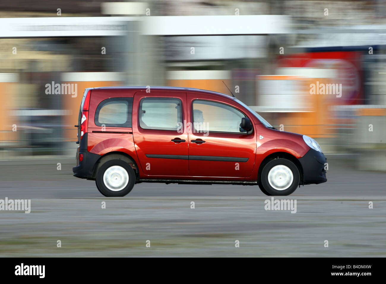 Renault Kangoo 1.6 16V, model year 2008-, ruby colored, driving, side view, City Stock Photo