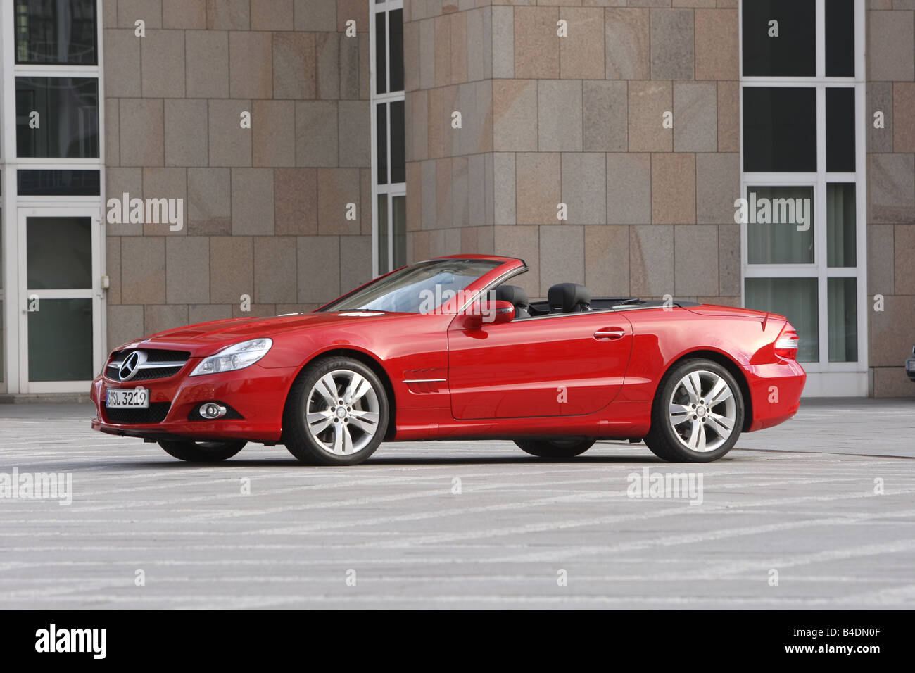 Mercedes 500 SL, model year 2008-, red, standing, upholding, diagonal from the front, frontal view, City, open top Stock Photo