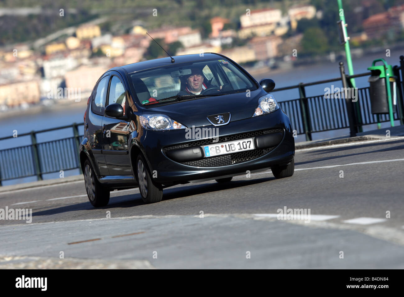 Peugeot 107 Urban Move, model year 2005-, anthracite, driving, diagonal from the front, frontal view, City Stock Photo