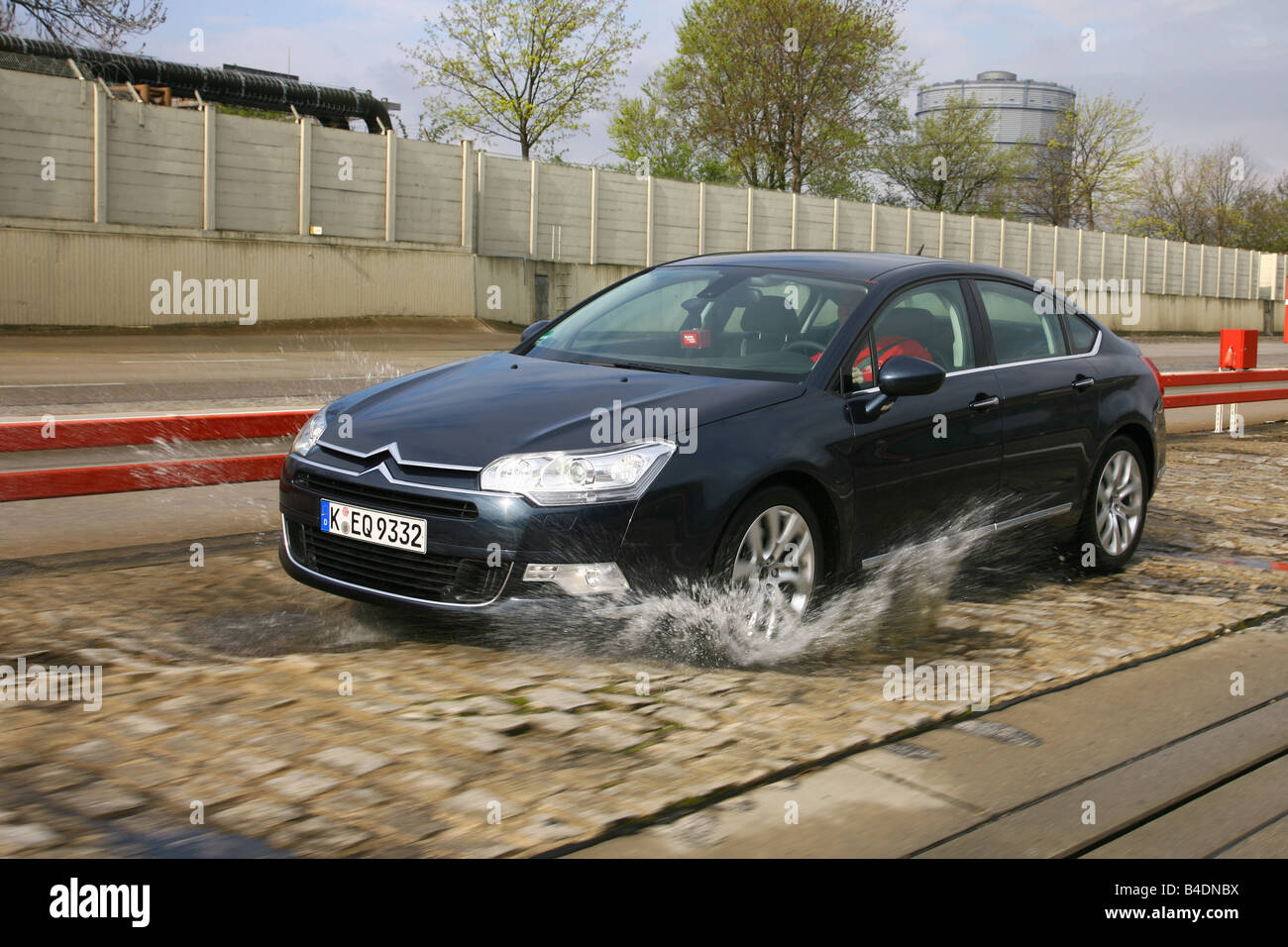 Citroen C5 V6 HDi 205 Biturbo, model year 2008-, dunkelblue moving, diagonal from the front, frontal view, test track, Water, Aq Stock Photo