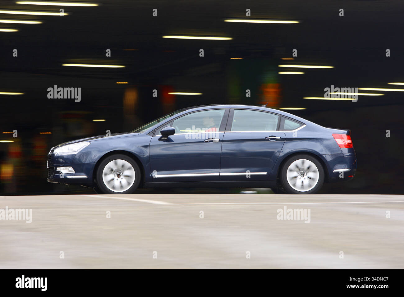 Citroen C5 V6 HDi 205 Biturbo, model year 2008-, dark blue, standing, upholding, side view, City Stock Photo