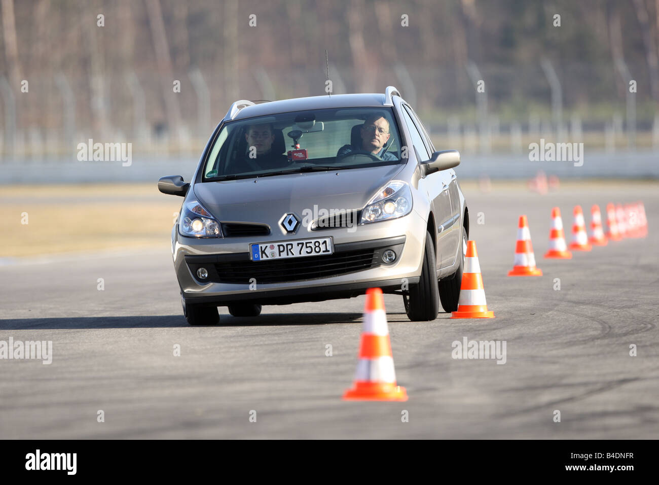 Renault Clio Grandtour 1 5 Dci Fap Dynamique High Resolution Stock Photography And Images Alamy
