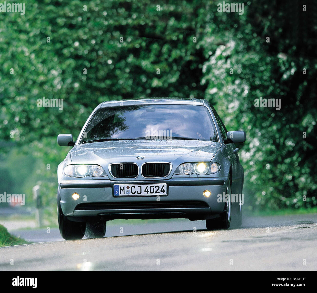 Car, BMW 3rd 318i, Limousine, model year 2001-, silver, medium class,  diagonal from the front, country road, ams 22/2001, Seite Stock Photo -  Alamy