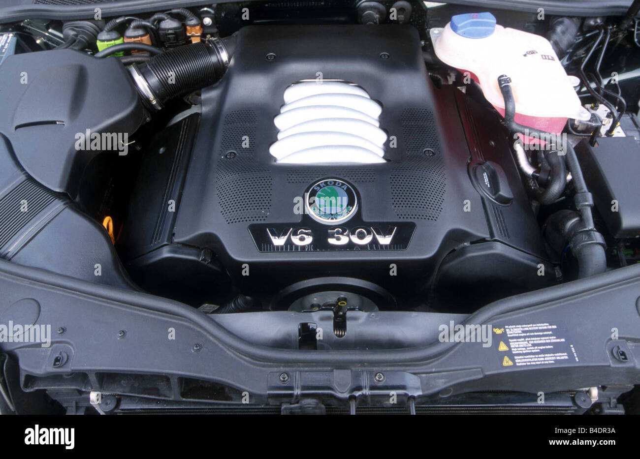 Car, Skoda Superb V6 2.8, upper middle-sized , Limousine, model year 2001-,  dark green, view in engine compartment, engine, tech Stock Photo - Alamy