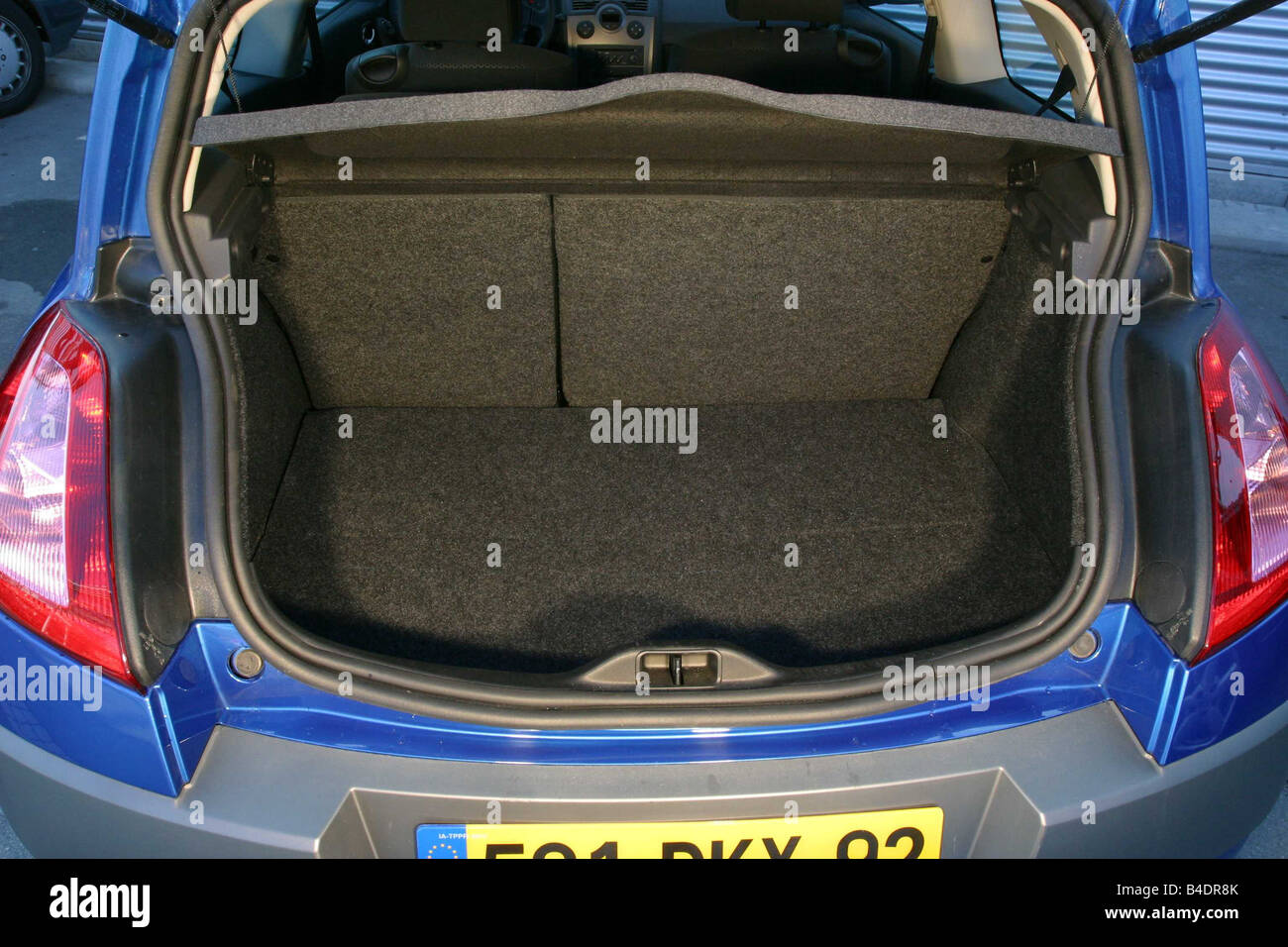 Car, Renault Mégane 1.9 dCi, Megane, Limousine, Lower middle-sized class,  model year 2000-, blue, view into boot, technique/acce Stock Photo - Alamy