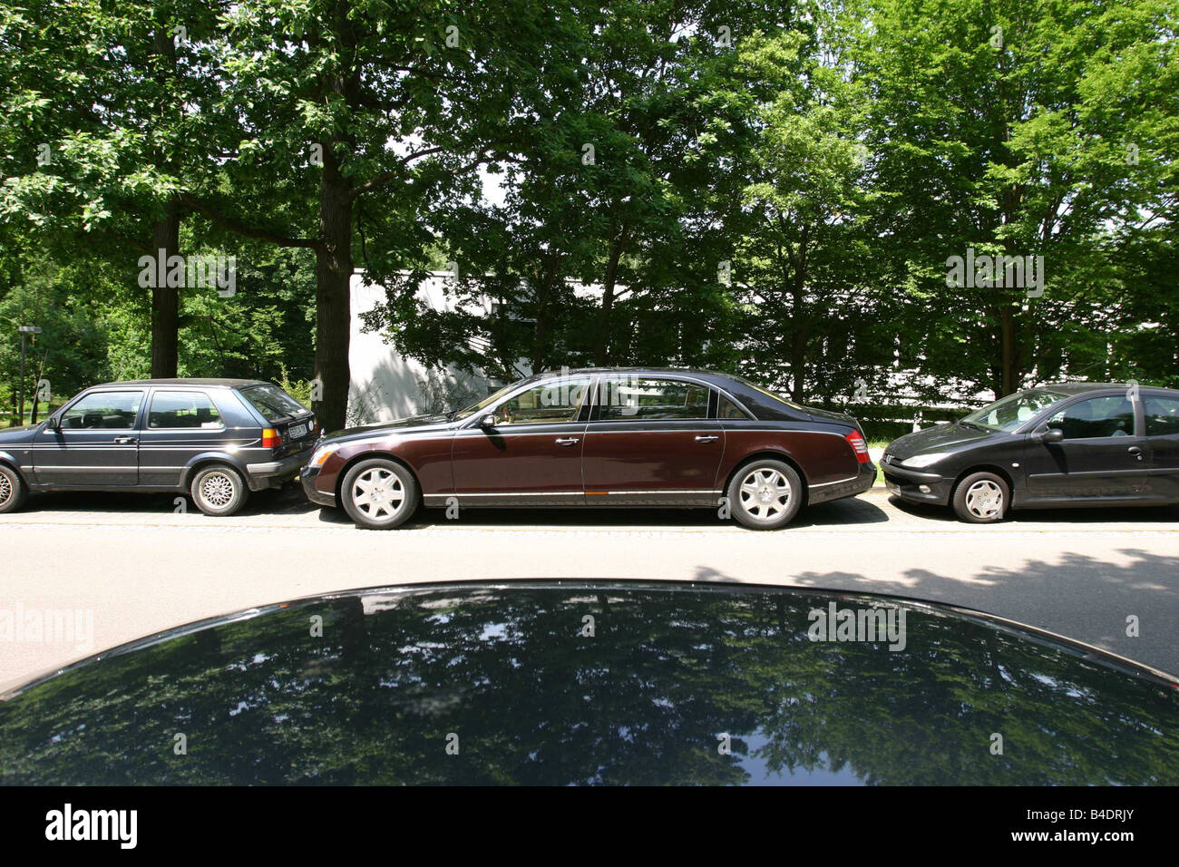 Car, Mercedes Maybach 62, Luxury approx.s, black, model year 2003-, 550 PS, € 418.000,--, standing, upholding, City, side view, Stock Photo