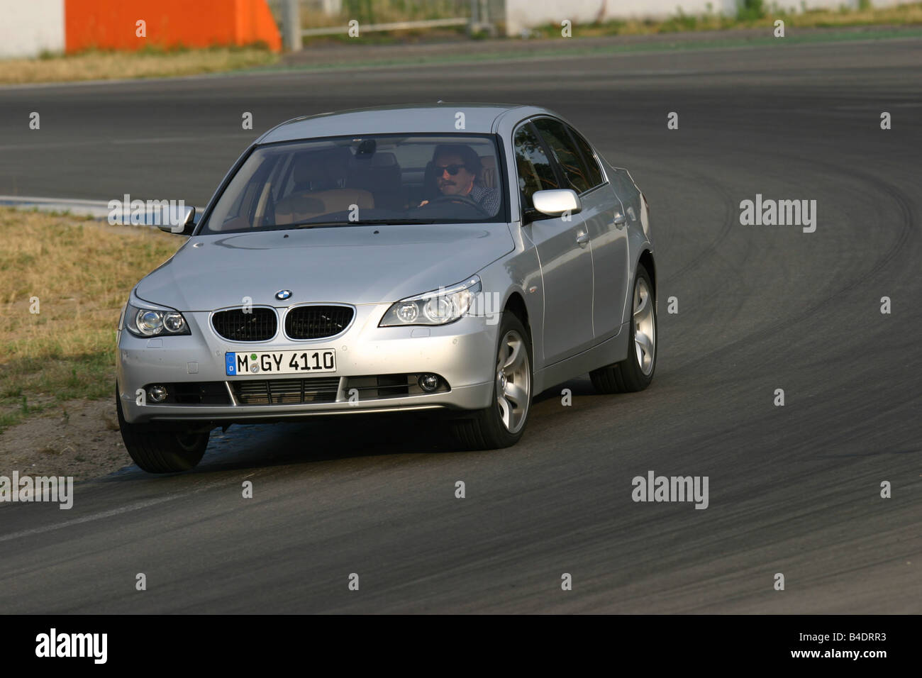 Car, BMW 5th, BMW 530i, model year 2003-, Limousine, upper middle-sized ...