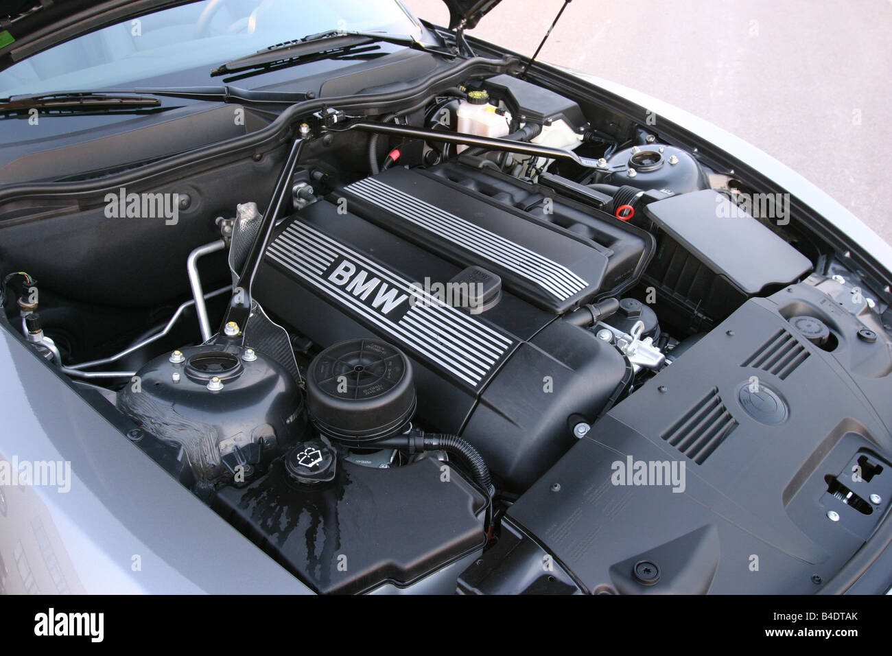 Car, BMW Z4 3.0i Roadster, Convertible, 231 PS, Höchstgeschwindigkeit 250  km/h, model year 2003-, silver/anthracite, view in eng Stock Photo - Alamy