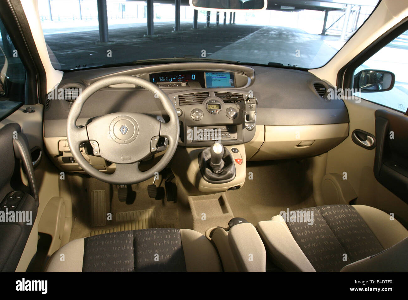 Giotto Dibondon Vlucht Springplank Car, Renault Scénic 1.6 16V Luxe Expr., Van, Limousine, 113 PS, silver  anthracite, interior view, Interior view, Cockpit, techni Stock Photo -  Alamy