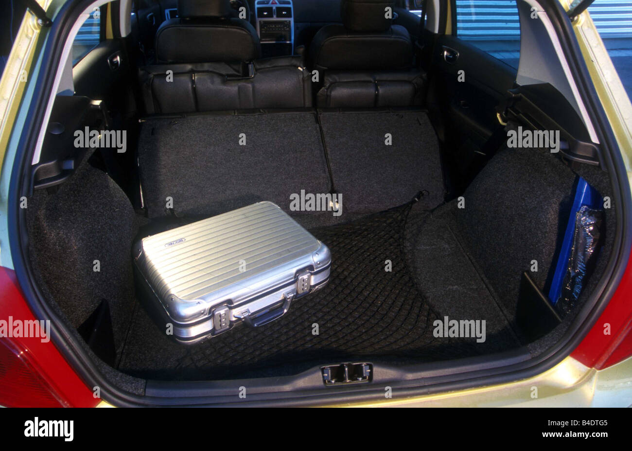 Car Peugeot 307 2 0 Hdi Limousine Lower Middle Sized Class Model Year 2001 Yellow Metallic View Into Boot Technique Acce Stock Photo Alamy