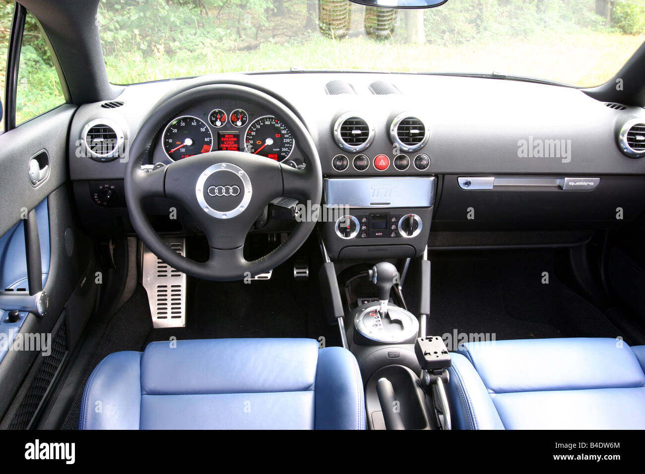 Car, Audi TT 3.2, coupe, roadster, model year 2003-, blue, interior view,  Interior view, Cockpit, technique/accessory, accessori Stock Photo - Alamy