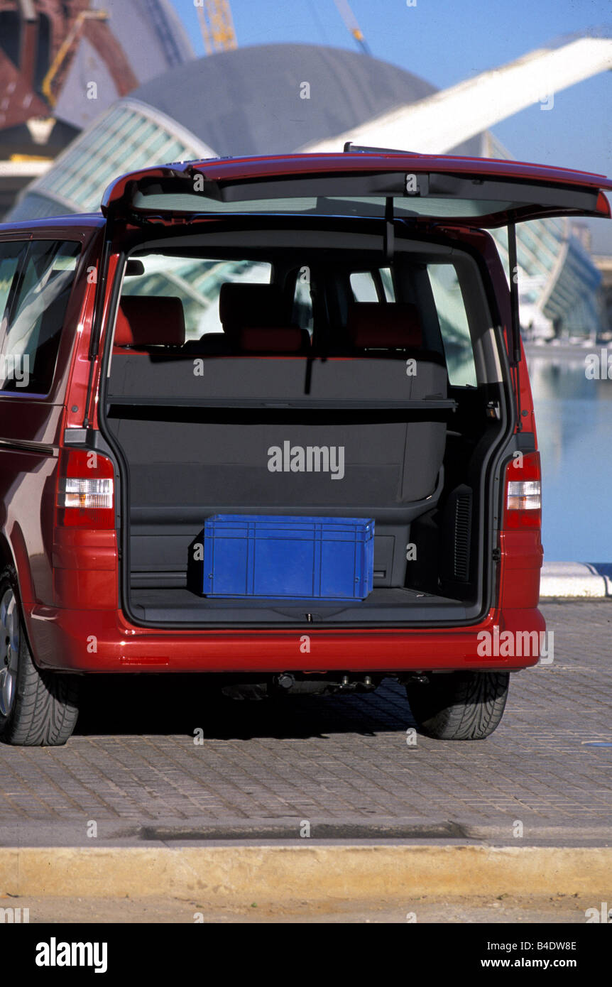 Car, VW Volkswagen Touran, Van, model year 2003-, red, interior view,  Interior view, Cockpit, technique/accessory, accessories Stock Photo - Alamy