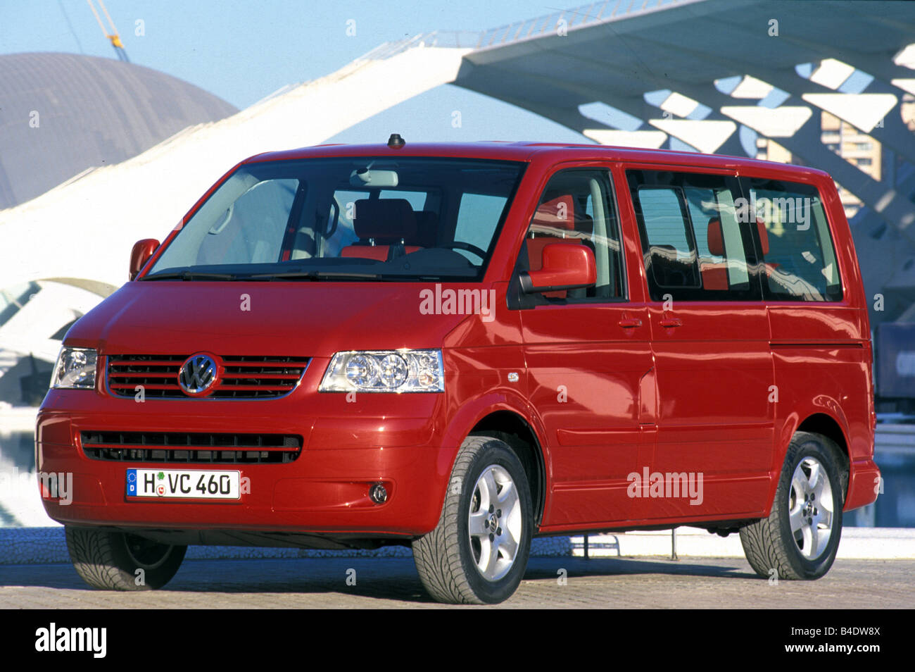 https://c8.alamy.com/comp/B4DW8X/car-vw-volkswagen-multivan-t5-25-tdi-van-model-year-2003-red-standing-B4DW8X.jpg
