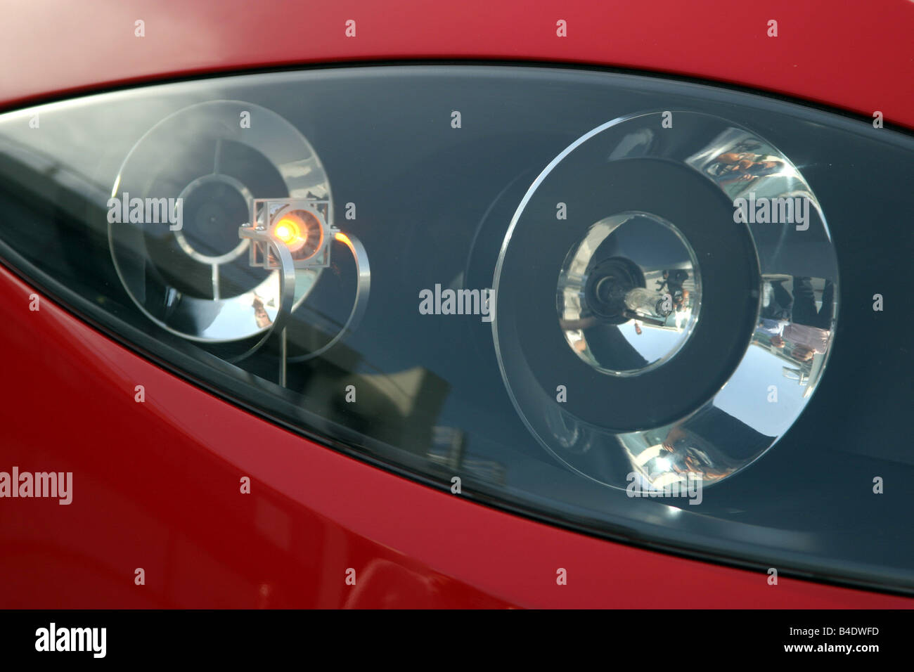 Car, Seat Altea, Van, red, model year 2003, Detailed view, headlight, headlamp, technique