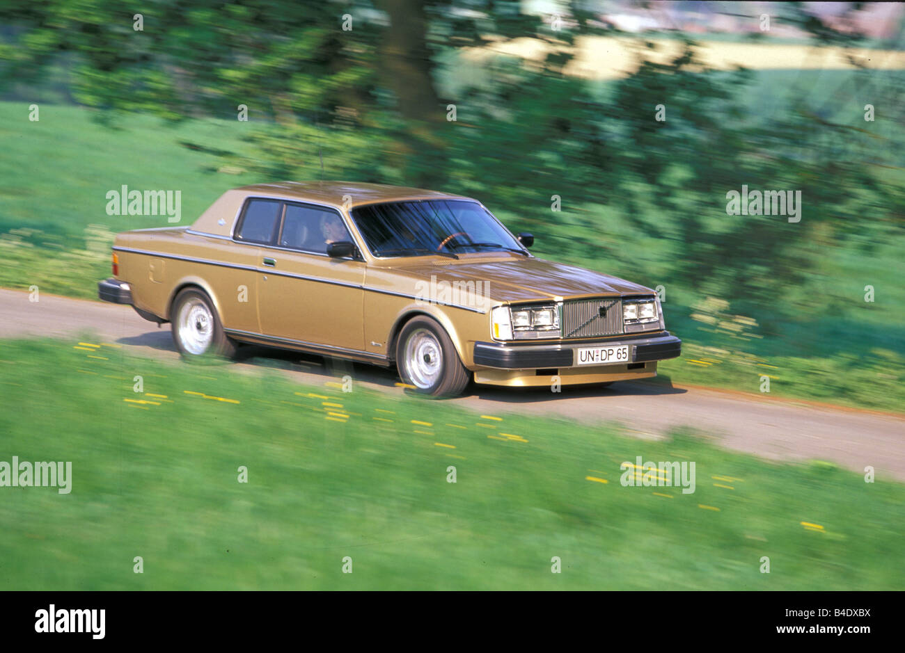 Volvo 262 C, Limousine, Auto, obere mittlere, gold, Modelljahr 1978-1981,  detaillierte Ansicht, Vorderrad, vorne Reifen, Technik Stockfotografie -  Alamy