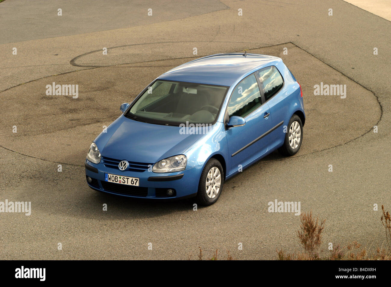 Car, VW Volkswagen Golf V 1.9 TDI, Lower middle-sized class, model year 2003-, metallic-blue, Limousine, FGHDS, standing, uphold Stock Photo