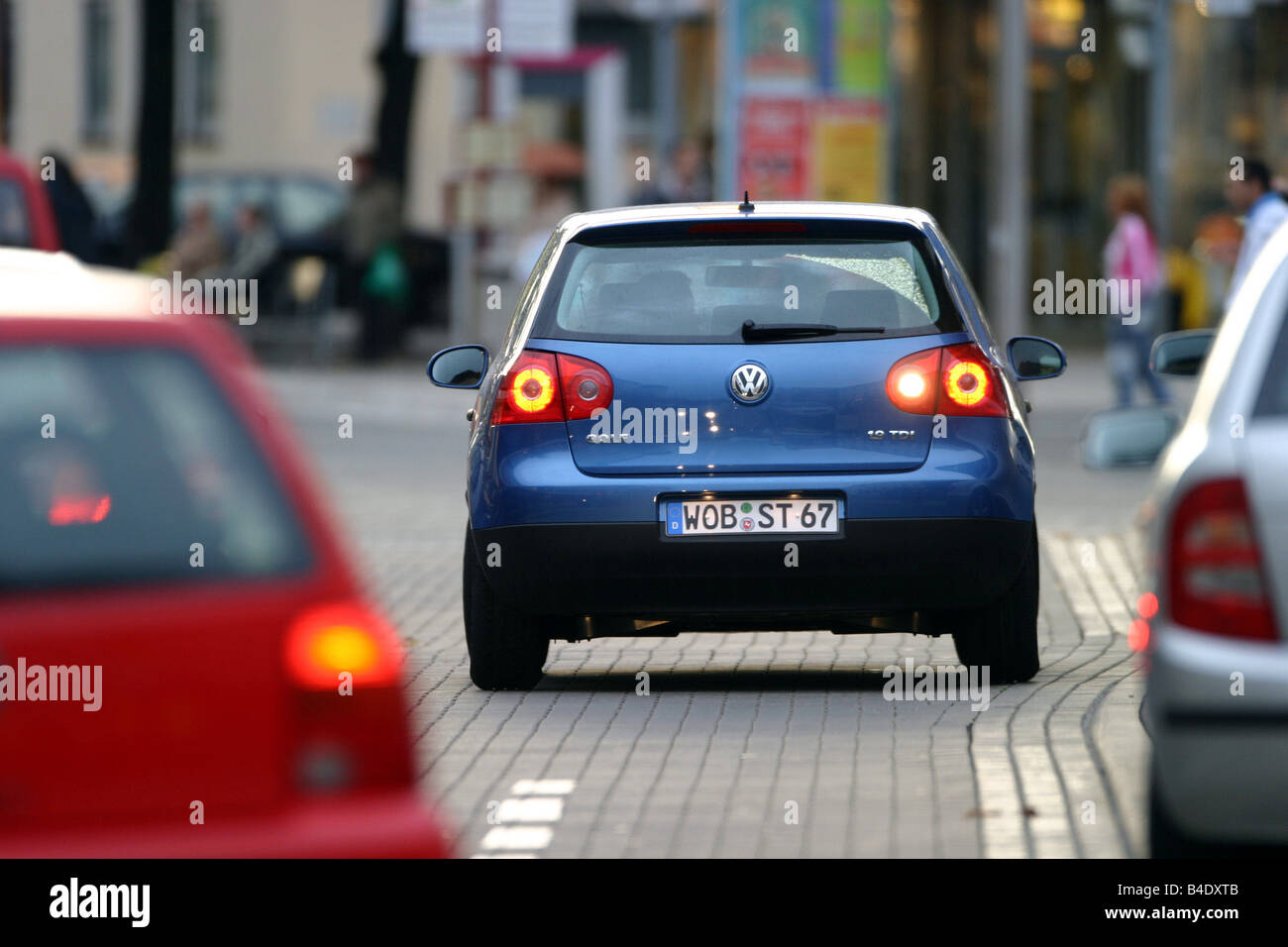 Car, VW Volkswagen Golf V 1.9 TDI, Lower middle-sized class, model year 2003-, metallic-blue, Limousine, FGHDS, standing, uphold Stock Photo