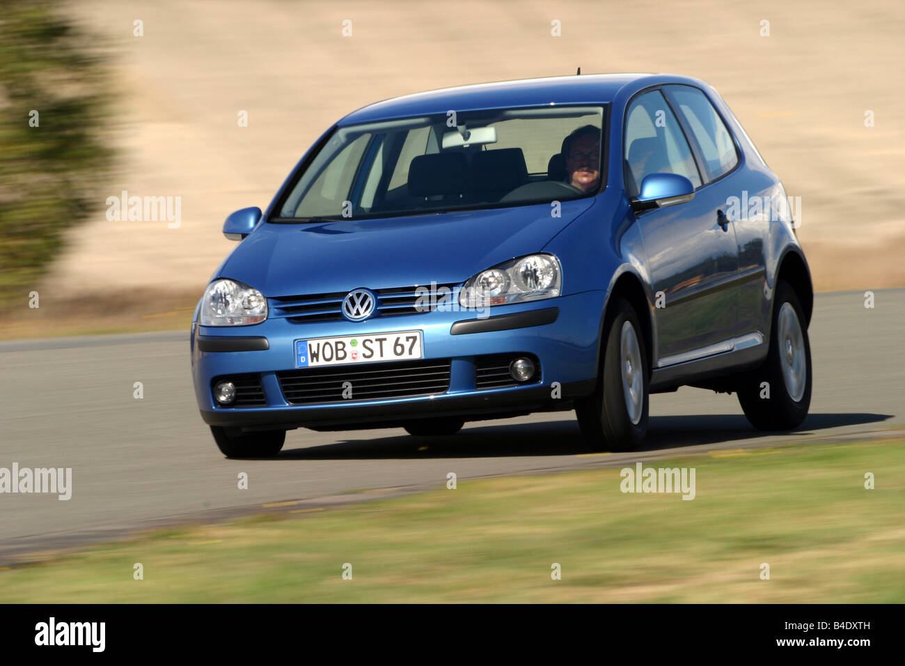 Car, VW Volkswagen Golf V 1.9 TDI, Lower middle-sized class, model year 2003-, metallic-blue, Limousine, FGHDS, driving, diagona Stock Photo