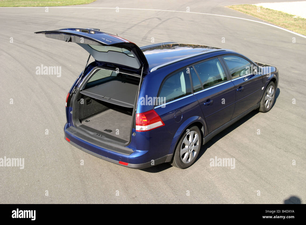 Car, Opel Vectra 3.0 CDTi, medium class, hatchback, model year 2003-, blue, FGHDS, standing, upholding, diagonal from the back/o Stock Photo