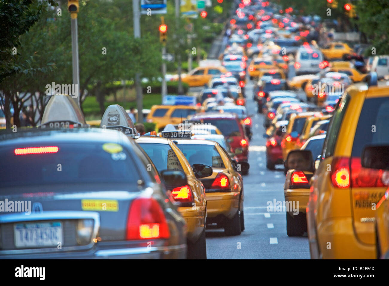 TAXIS, BUSY, CARS, TRUCKS, MOTOR VEHICLE, NEW YORK CITY, NYC, MANHATTAN