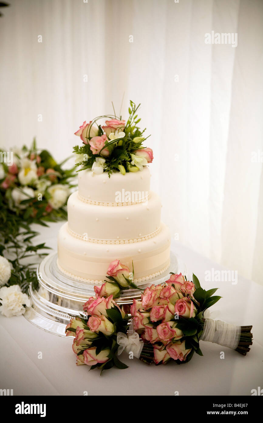 Cake And Roses Wedding cake with roses Stock Photo - Alamy