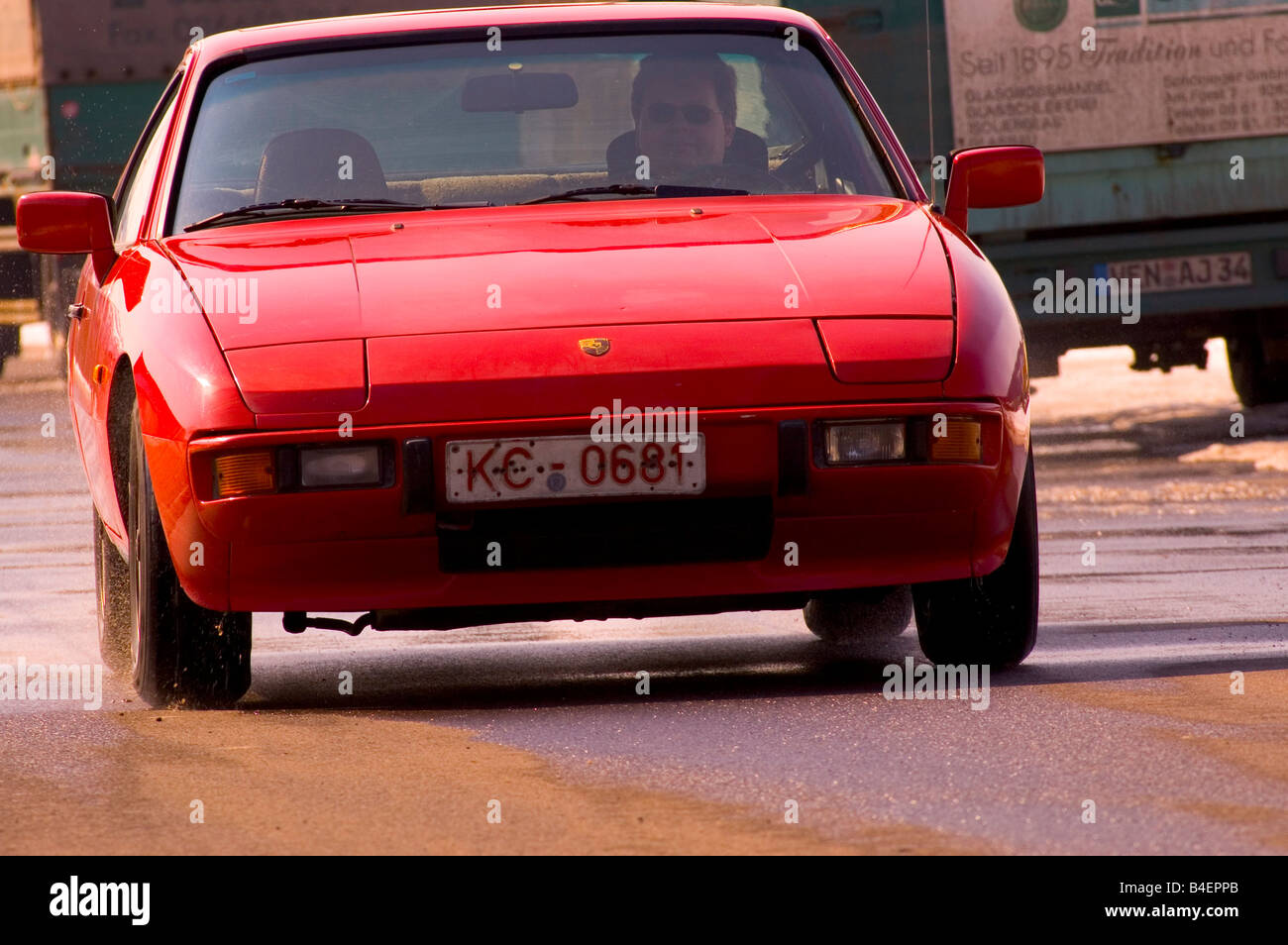 Car, Porsche 924, model year 1977, red, Coupé ,  Coupe, old car, driving, diagonal front, front view, photographer: Hardy Mutsch Stock Photo