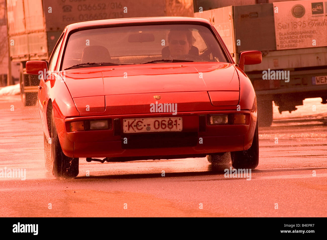 Car, Porsche 924, model year 1977, red, Coupé ,  Coupe, old car, driving, diagonal front, front view, city, photographer: Hardy Stock Photo