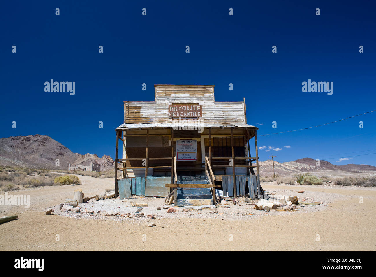Abandoned building, Rhyolite ghost town, Death Valley, California, USA ...