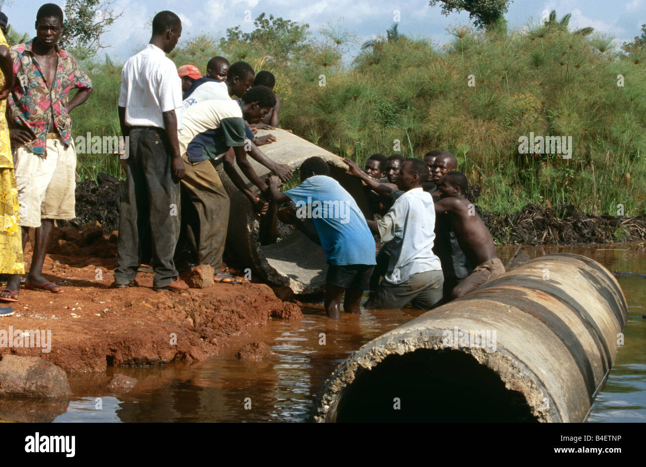 Lifting heavy pipe hires stock photography and images Alamy