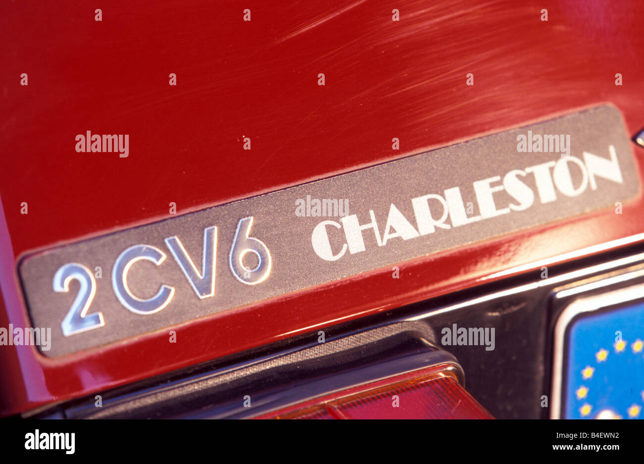 Auto Citroen 2CV Charleston Limousine Baujahr 1980 1989 Youngtimer rot schwarz Detailansicht Modellbezeichnung Stock Photo