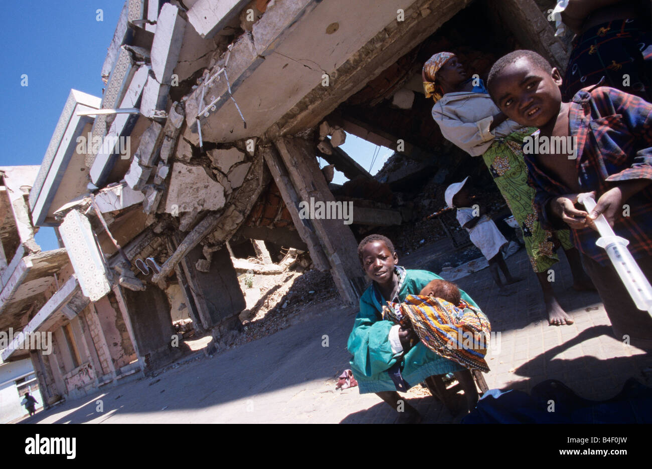 Mother and children sheltering in war-destroyed building in Angola Stock Photo