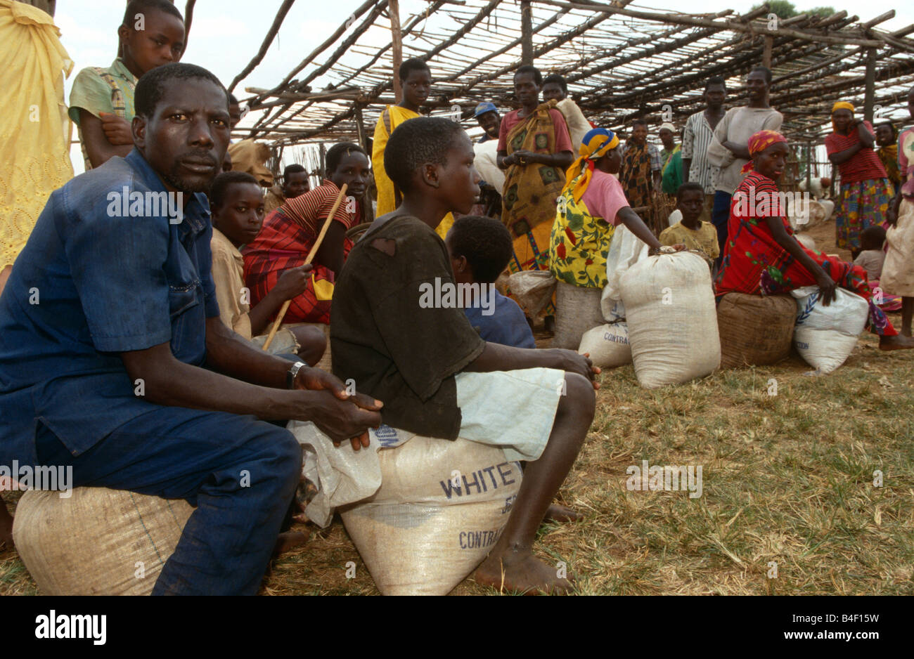 People receiving food supplies distributed by WFP, Burundi Stock Photo