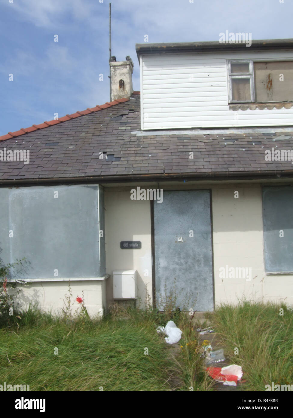 boarded up property in rhyl, north wales Stock Photo Alamy