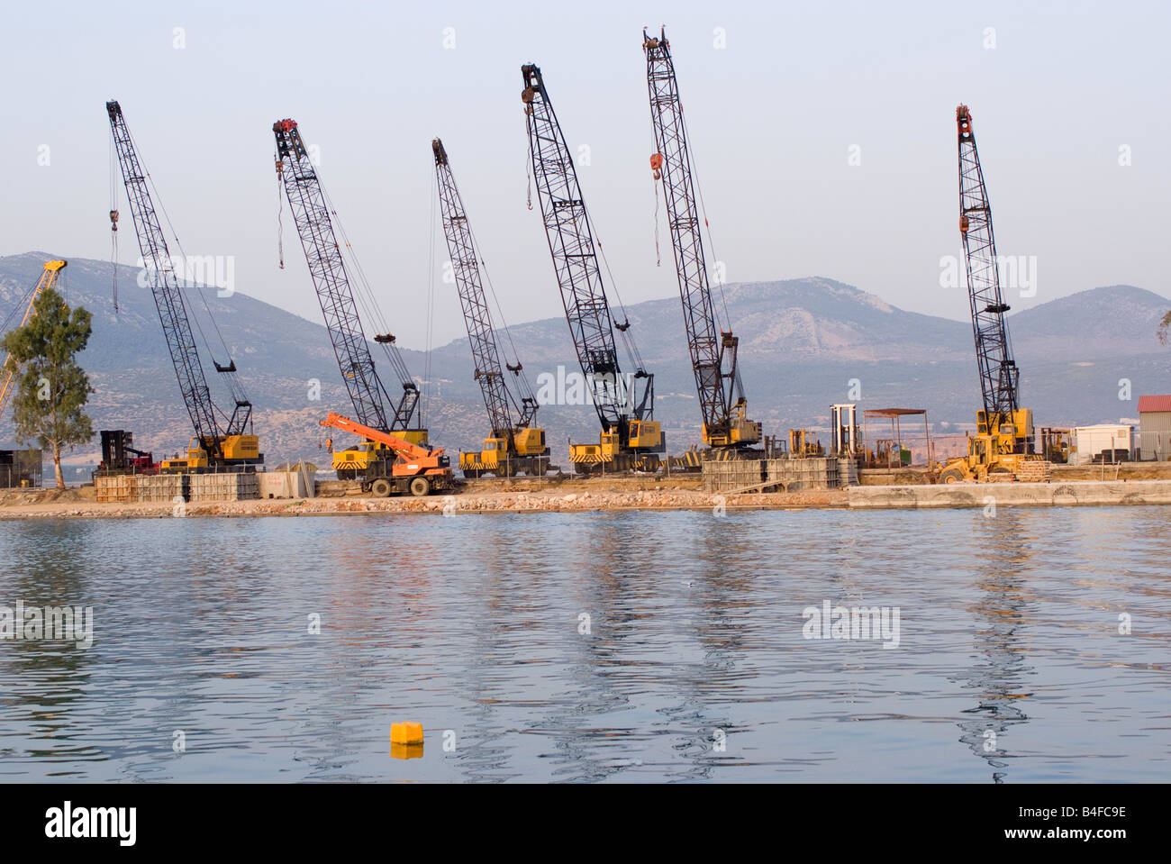 Mobile cranes hi-res stock photography and images - Alamy