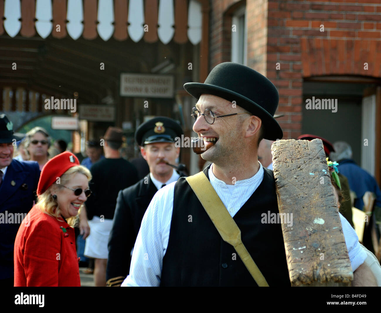 Woman bowler hat 1940 hi-res stock photography and images - Alamy