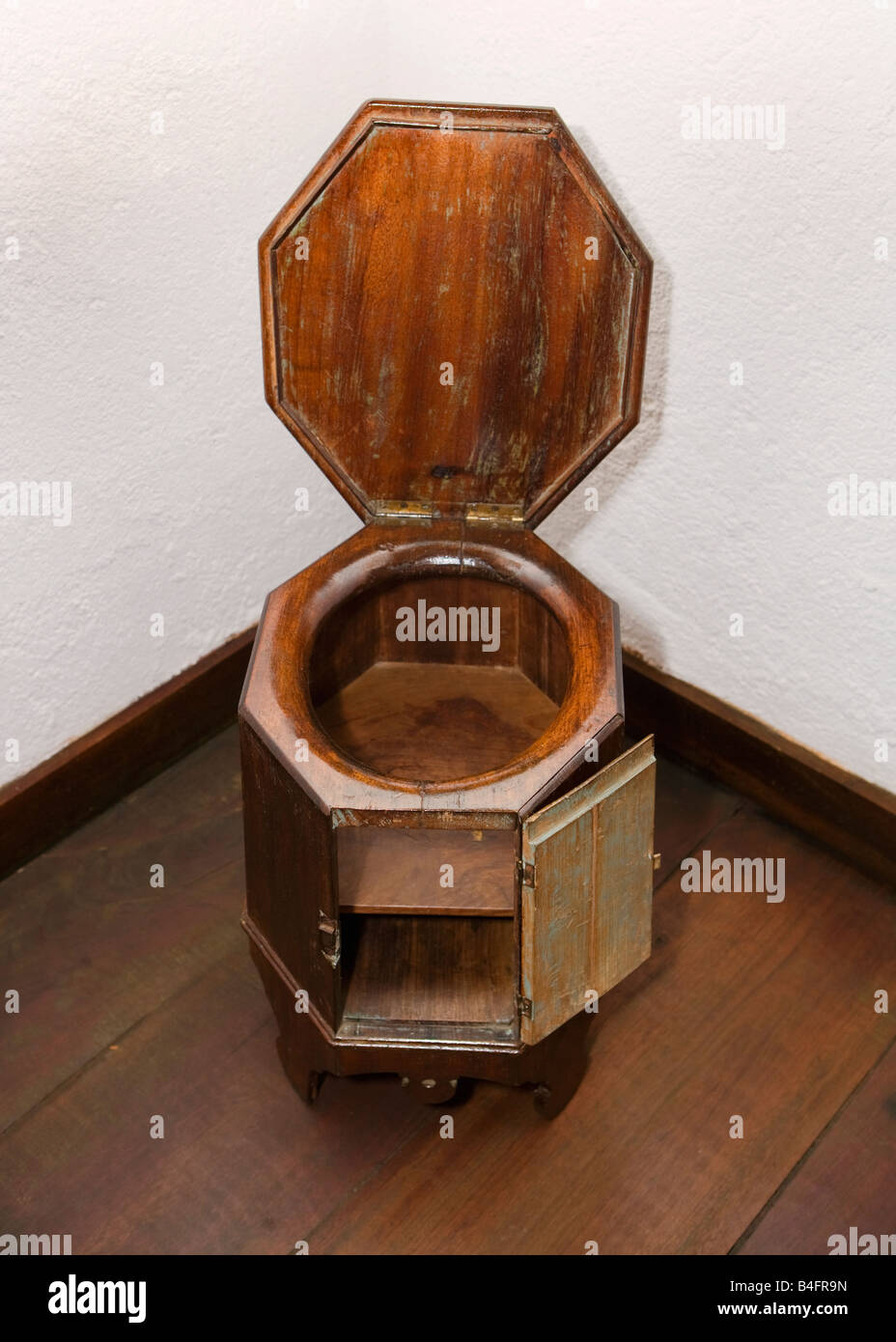 Antique toilet hi-res stock photography and images - Alamy