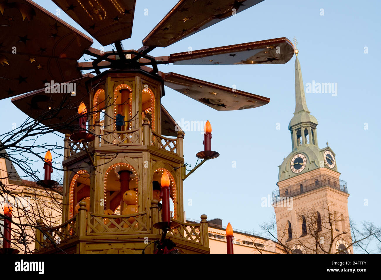 EU DE Germany Bavaria Munich Kripperlmarkt am Rindermarkt market of the holy manger wooden pyramid The tower of St Peter s Stock Photo