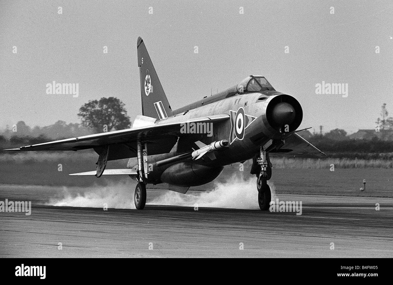 Aircraft English Electric BAC Lightning F2 XN768 S of 92 Sqd Royal Air Force landing with trailing tyre smoke at RAF Leconfield Stock Photo