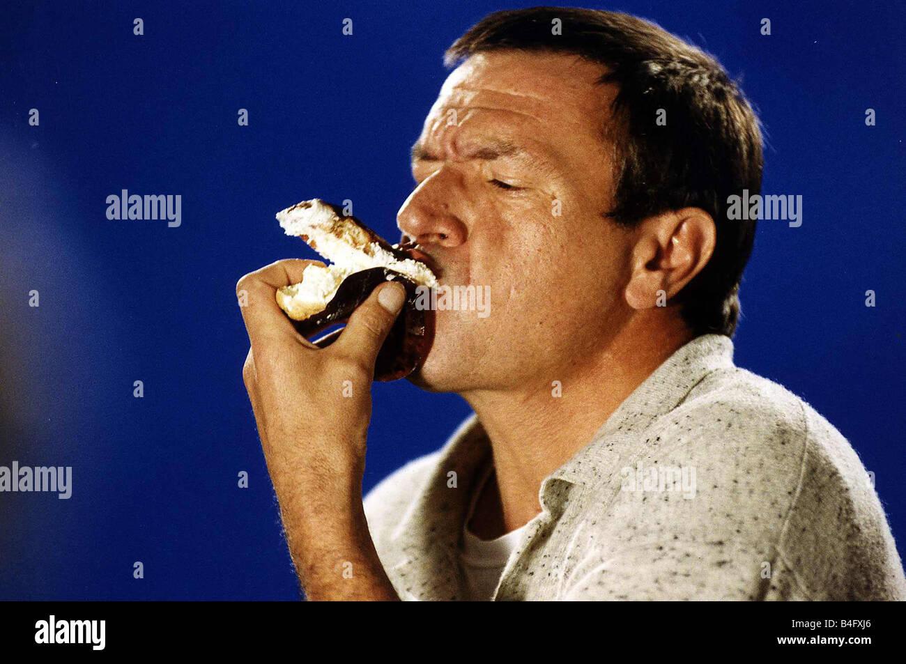 Michael Elphick Actor eating a cream cake Mirrorpix Stock Photo