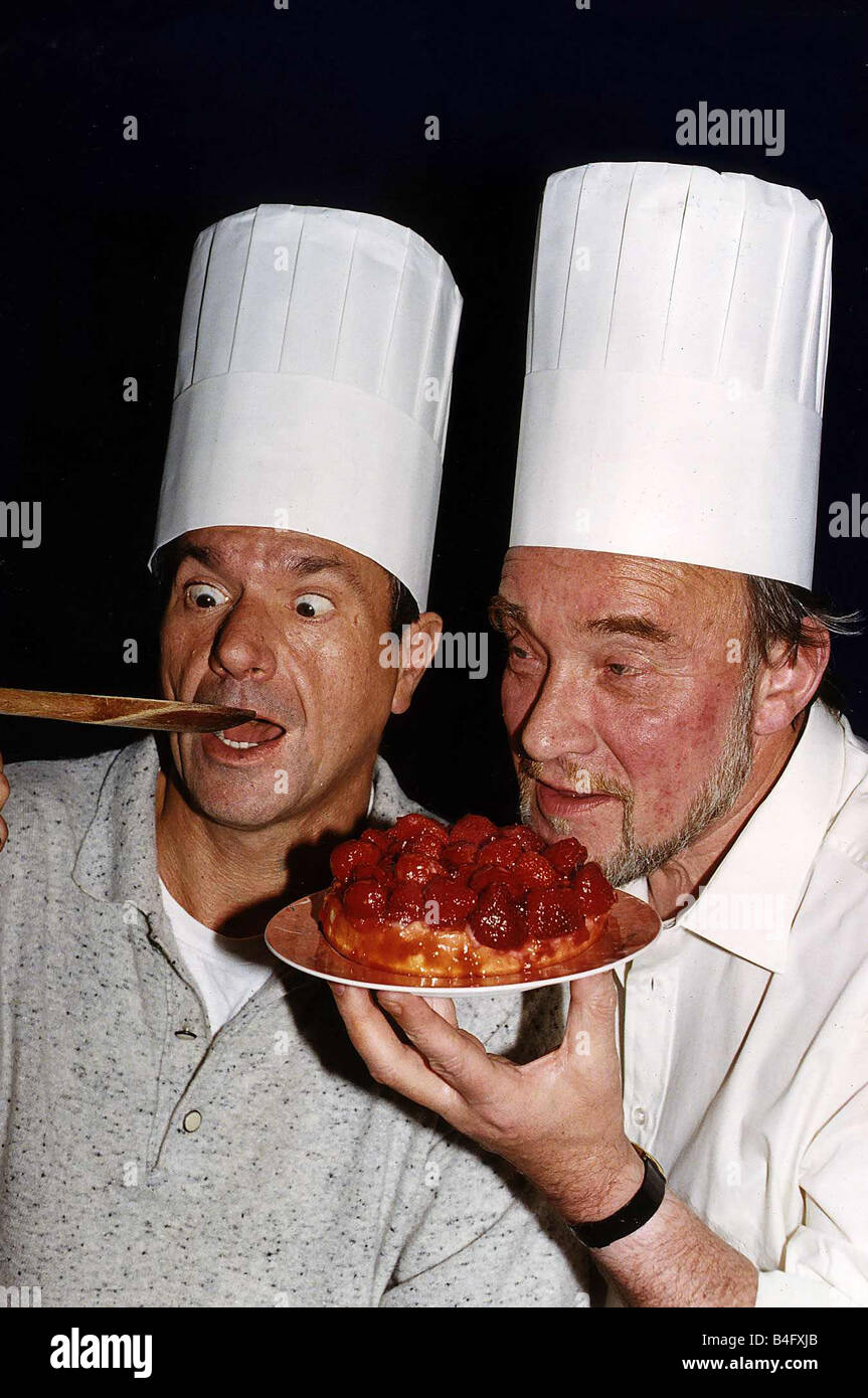 Michael Elphick Actor Don Henderson try out a Strawberry Flan chefs Mirrorpix Stock Photo