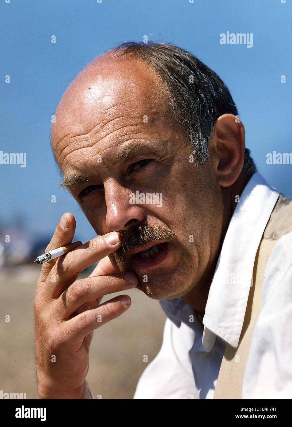Roy Marsden actor smoking a cigarette Mirrorpix Stock Photo