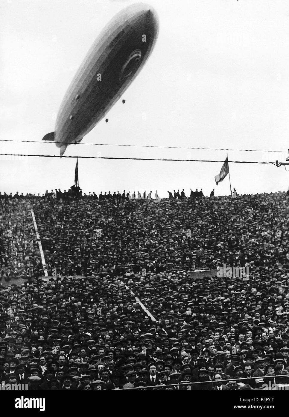 Graf Zeppelin airship over Wembley in FA cup final 1932 between Newcastle v  Arsenal Stock Photo - Alamy