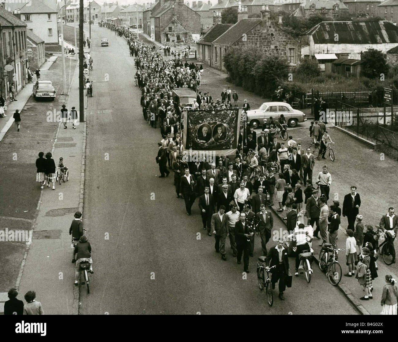 A Miners procession passes through Sauchie on the way to Coal Board Offices in Alloa Scotland June 1959 Stock Photo