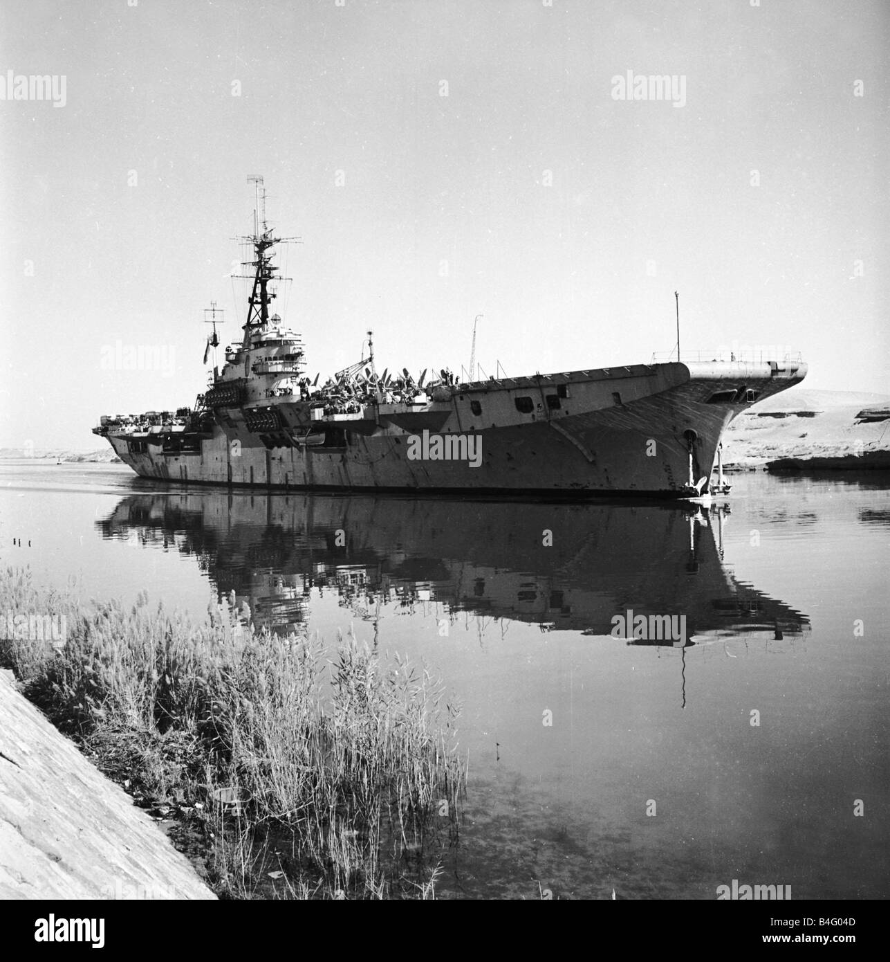 Canal Zone 1952 The Aircraft Carrier HMS Vengence passing through the Suez Canal Stock Photo